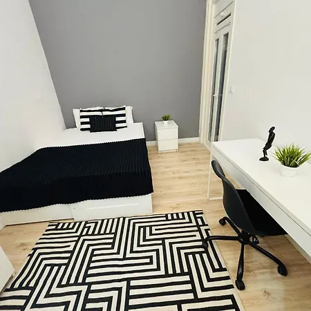 Spacious In Lisbon, Ideal For Tourists אכסניה *
